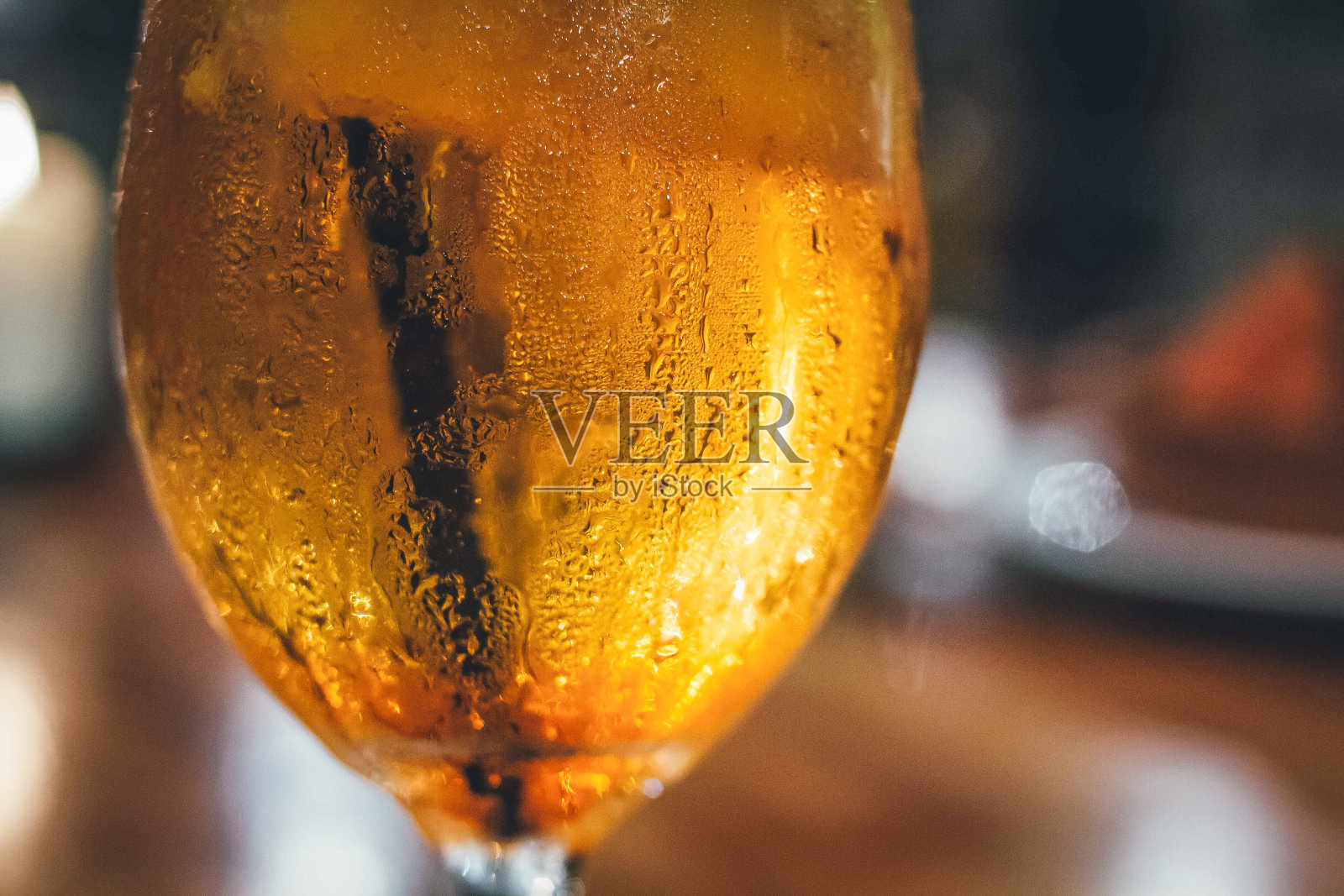 五彩缤纷的鸡尾酒杯照片摄影图片