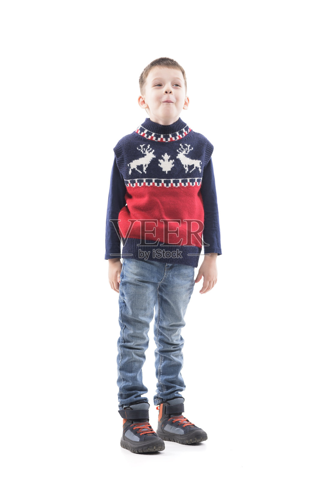 顽皮的有趣的可爱的淘气的小男孩做鬼脸看着兴奋的表情。照片摄影图片