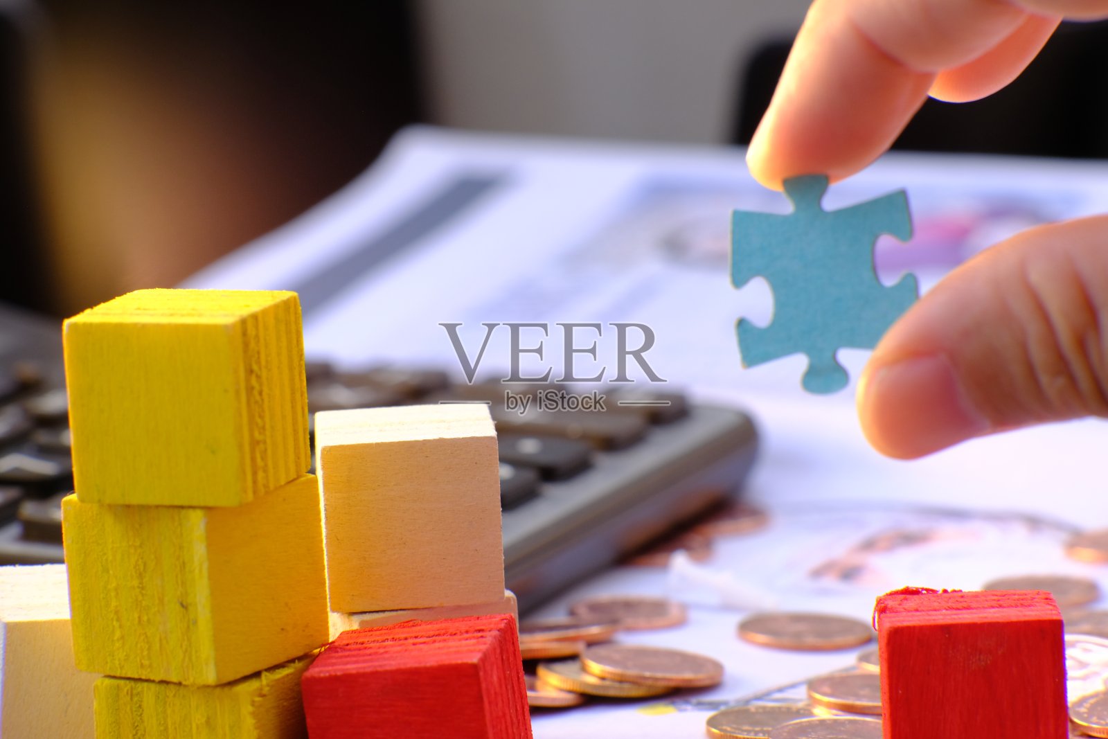 特写的硬币在桌子的背景，硬币堆叠的背景和金融和银行的广告硬币照片摄影图片