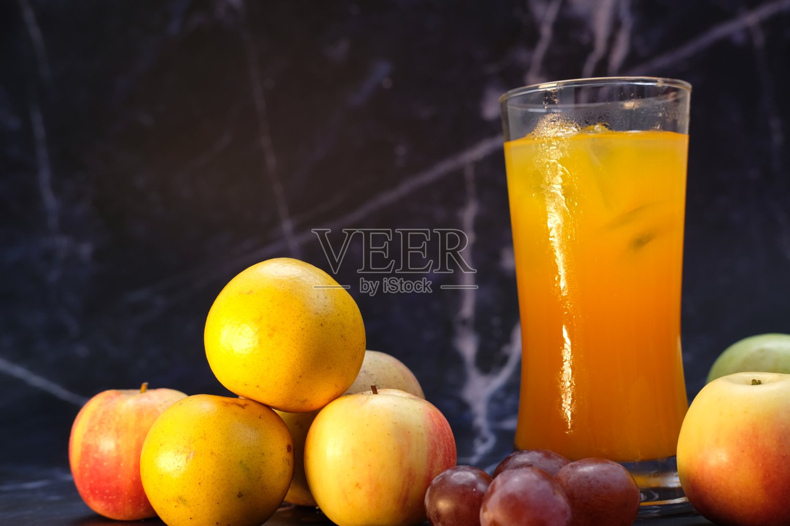 桌上的橙汁和健康的饮料照片摄影图片