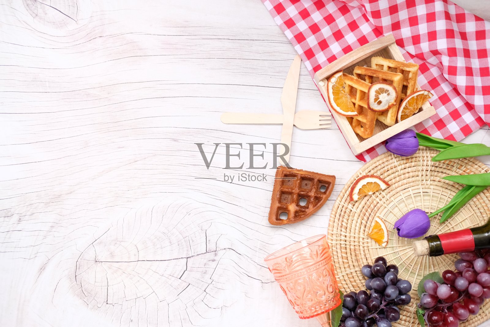 俯视图野餐设置在木桌的背景和空间的文字，夏季和假期，红酒和玻璃照片摄影图片