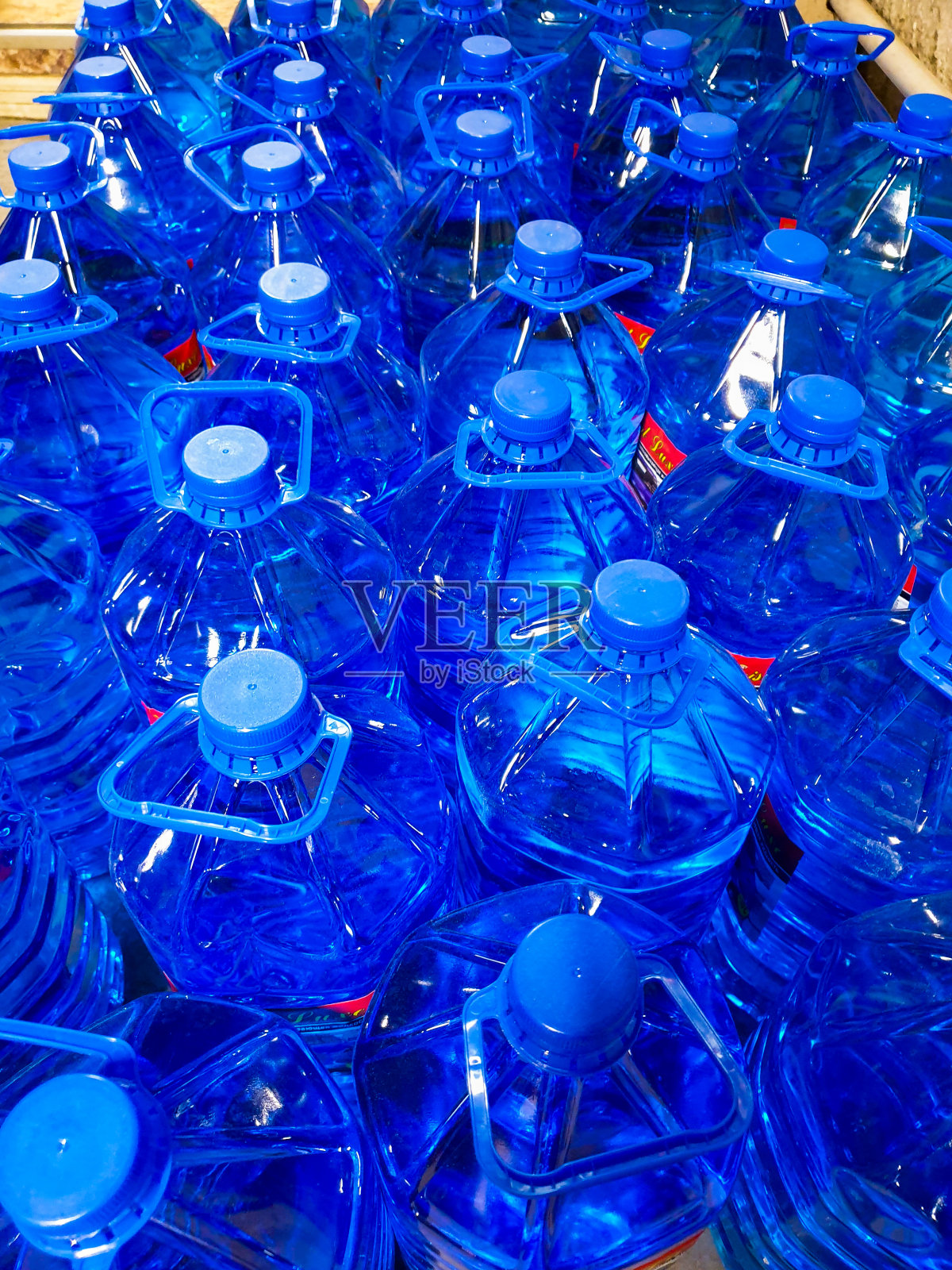 很多装着水的蓝色瓶子照片摄影图片