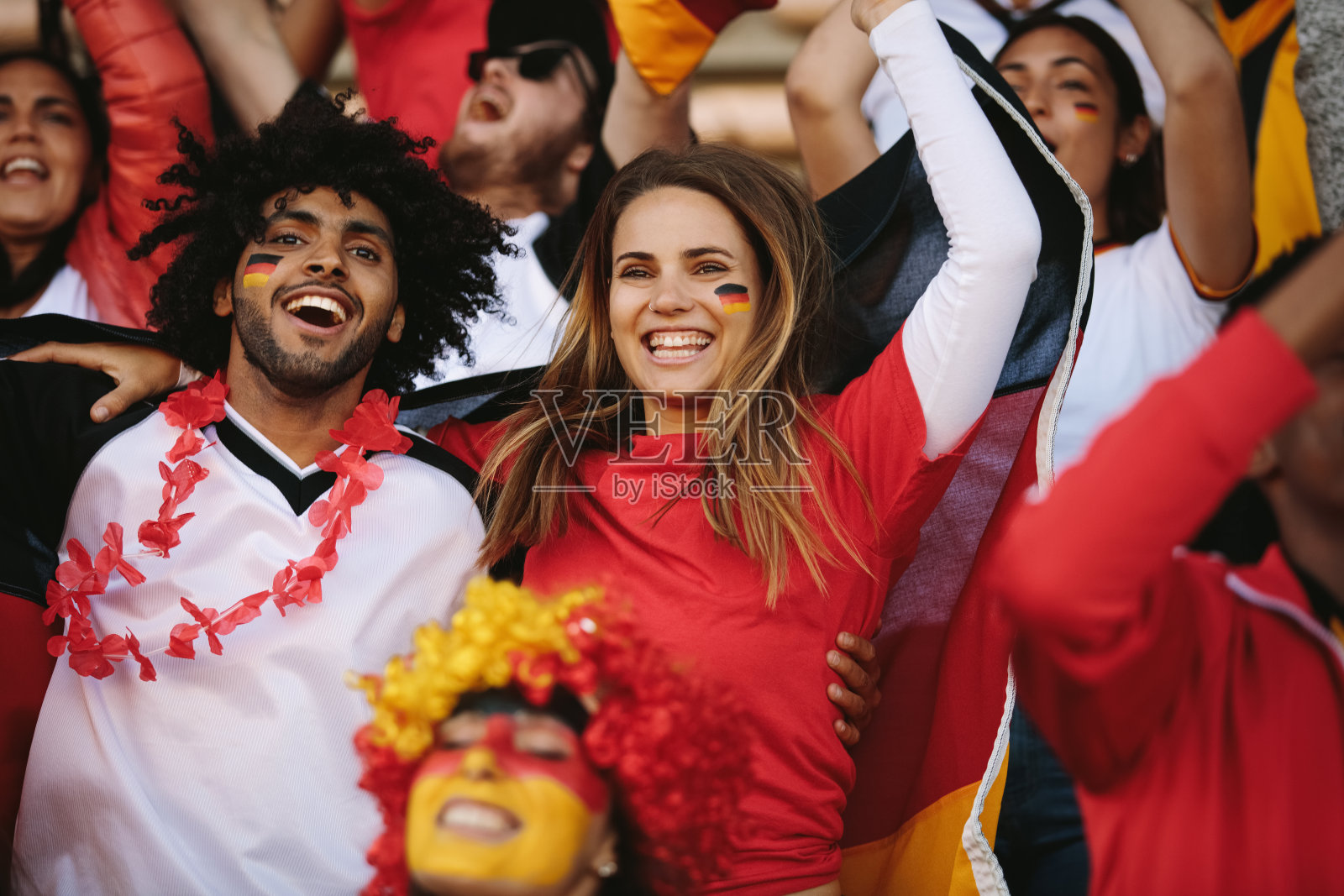 激动的体育迷为他们的球队欢呼照片摄影图片