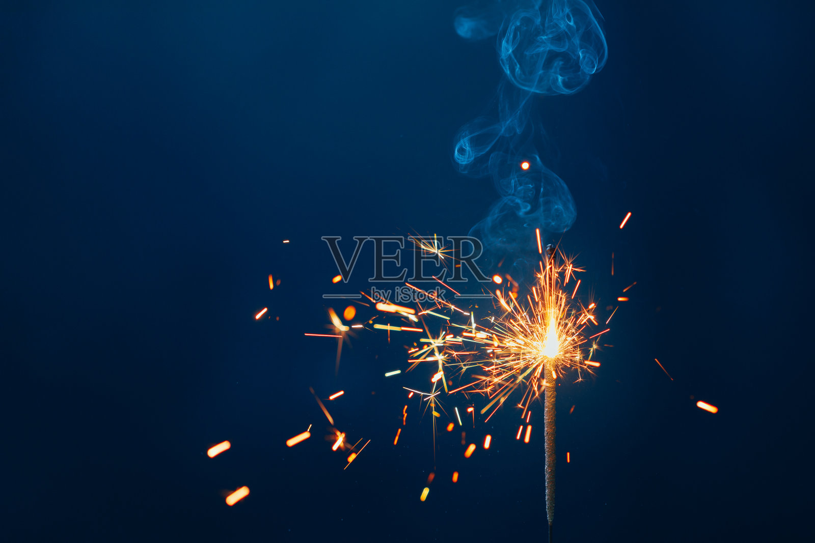 在深蓝色的背景上有闪亮的火花照片摄影图片