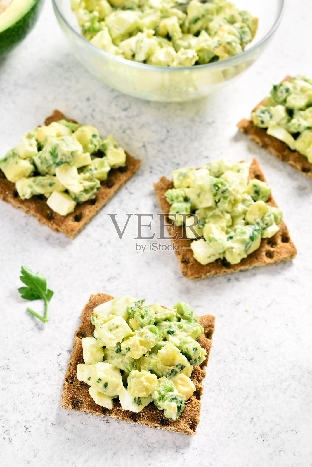 鳄梨鸡蛋沙拉照片摄影图片