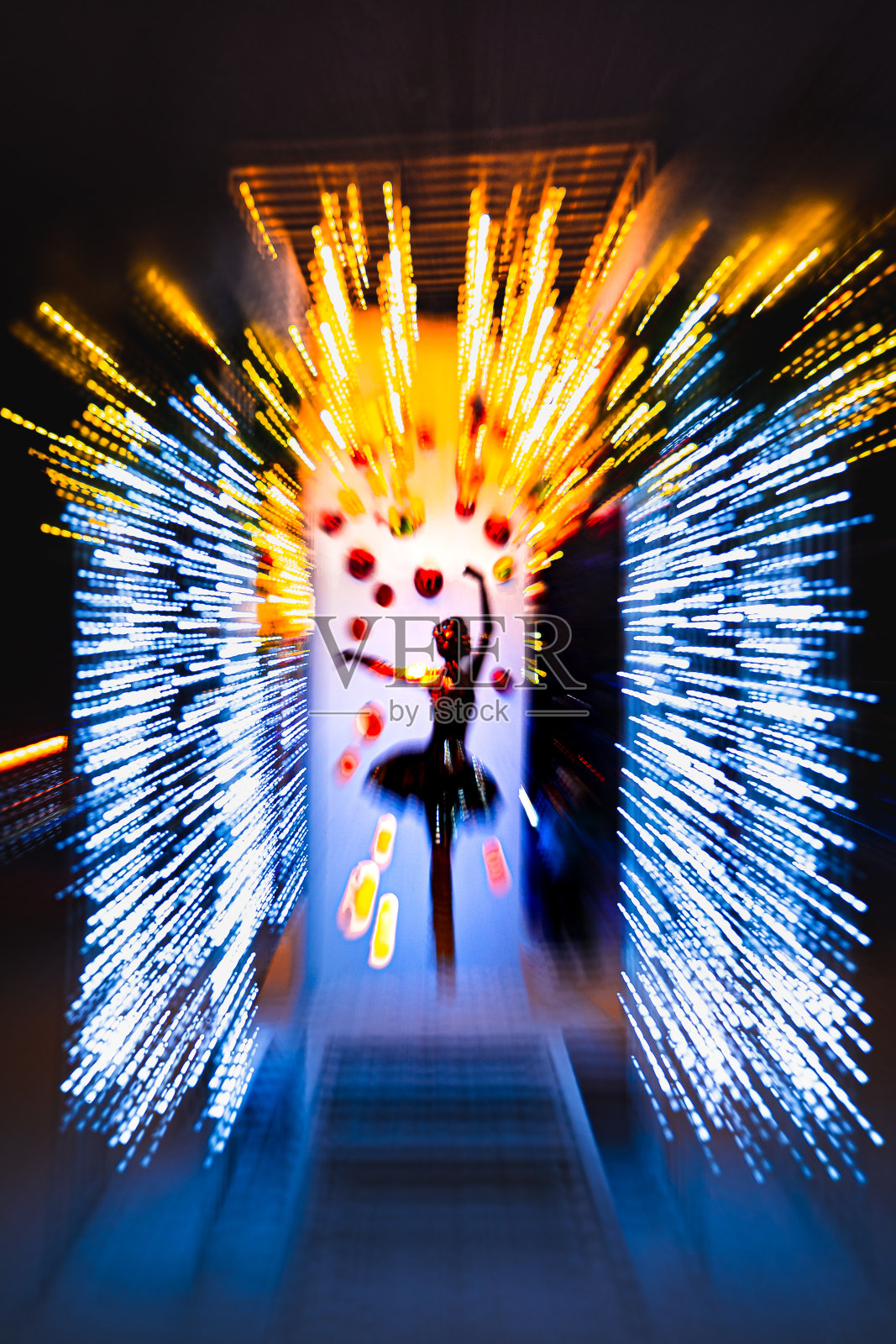 圣诞街道发光的艺术品。照片摄影图片