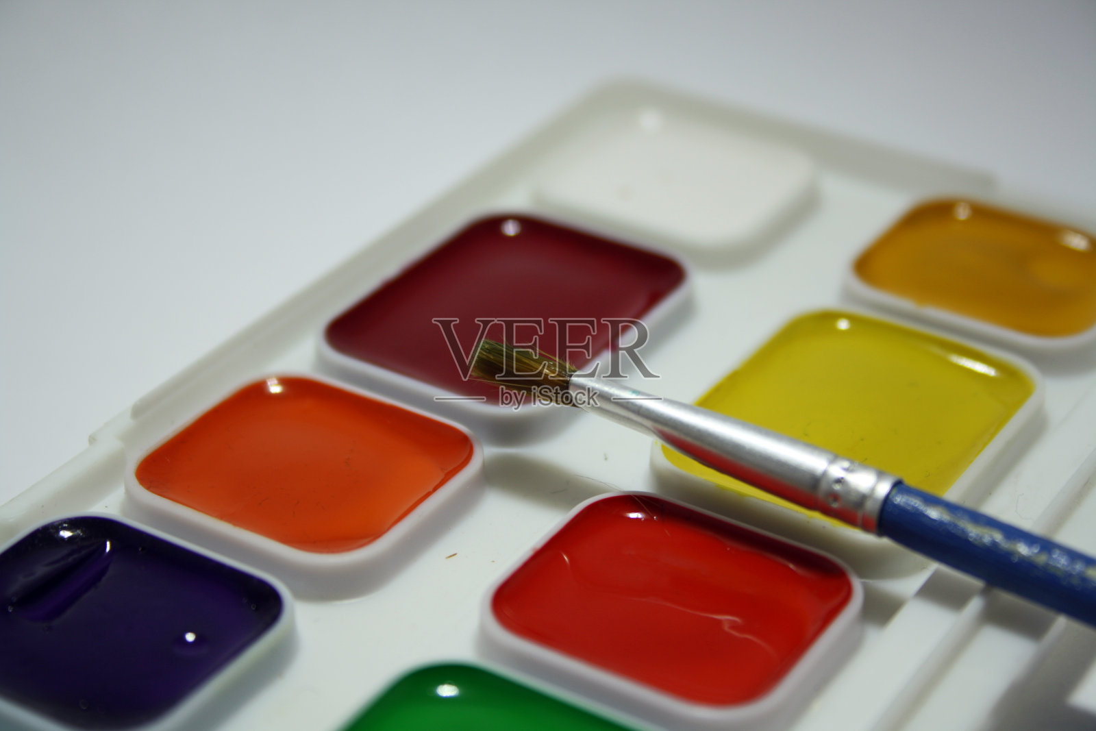 水彩包上的白色背景。照片摄影图片