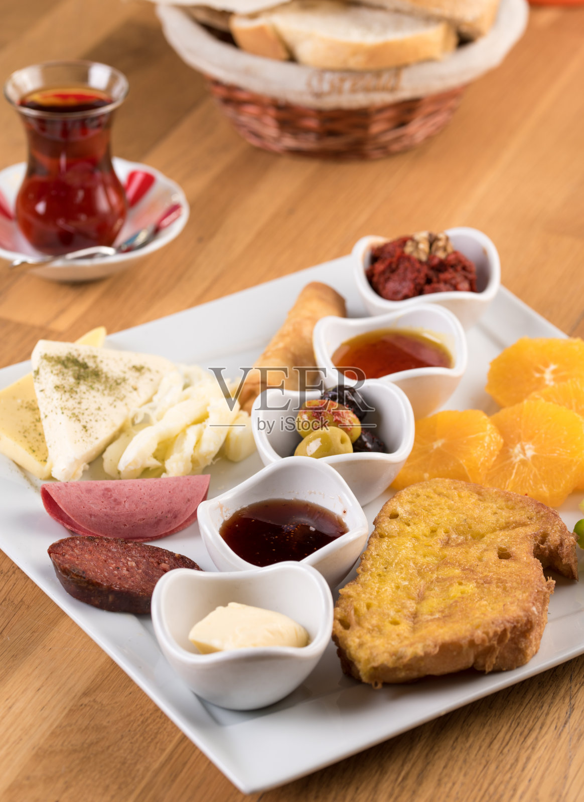 土耳其鸡蛋面包。它在土耳其语中叫做“Yumurtali Ekmek”。法国吐司。照片摄影图片