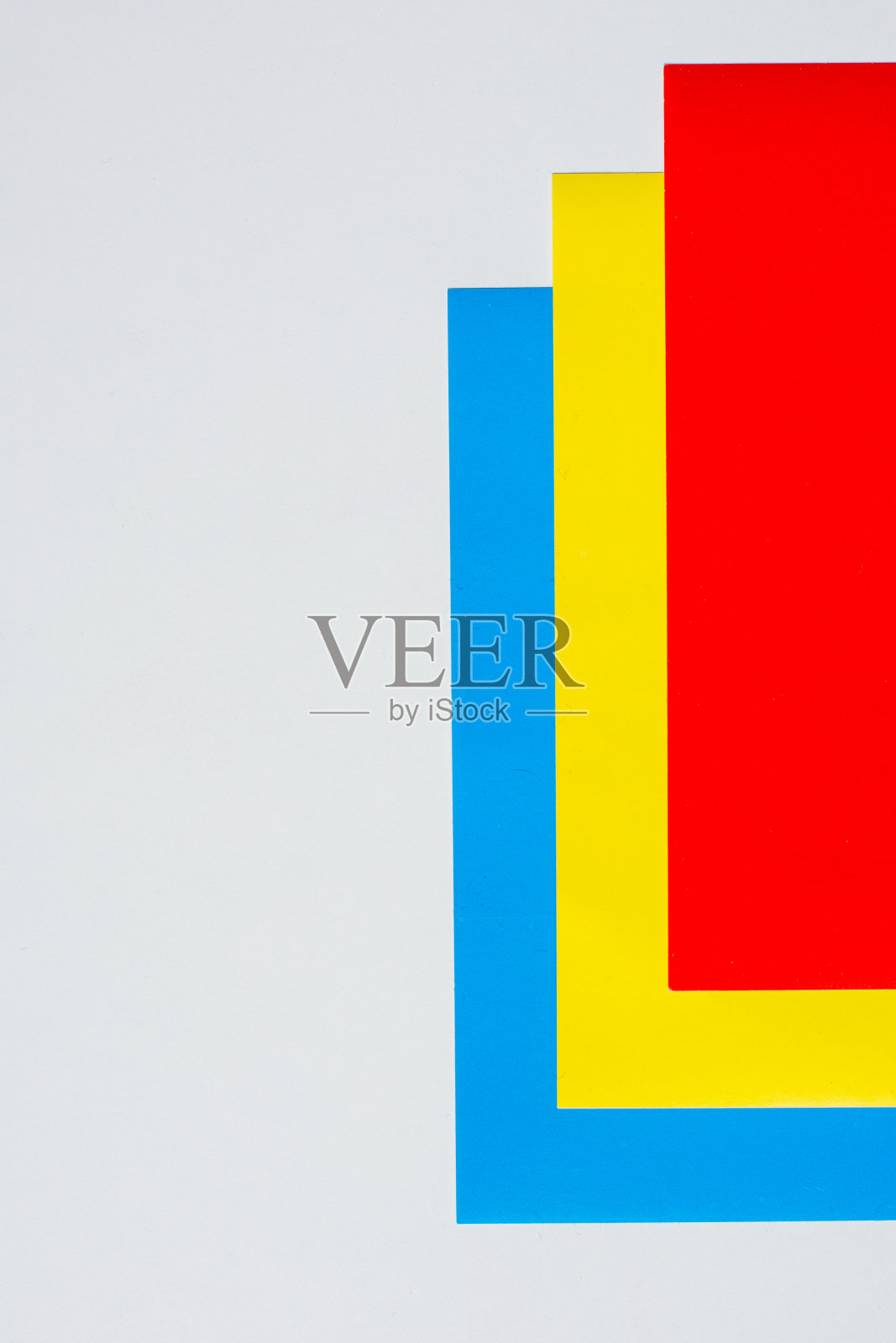 如画的基本颜色是红色、蓝色和黄色，呈柱状，在白色的背景上层层叠叠照片摄影图片