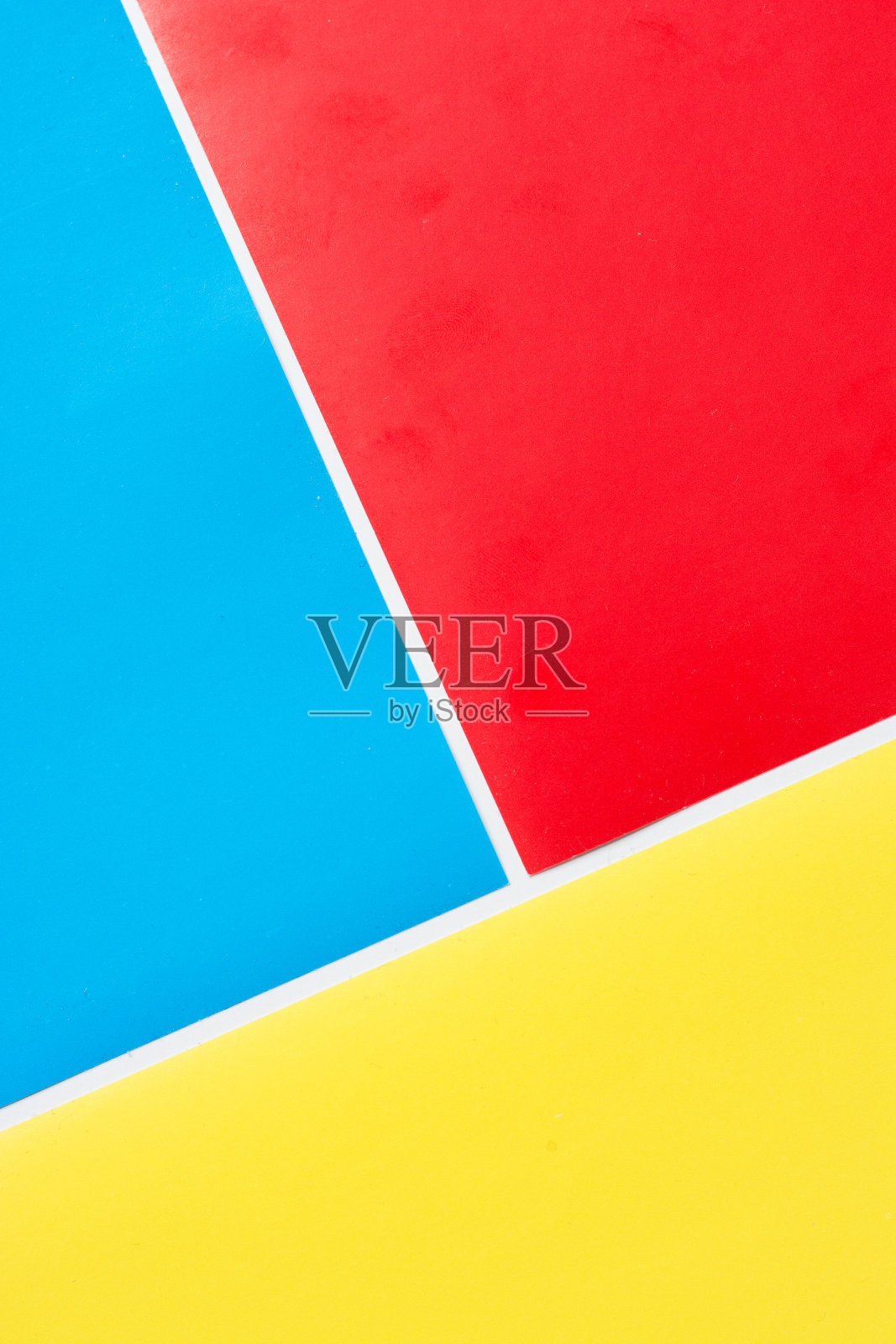 红色、蓝色和黄色是抽象的基本颜色，在白色的背景上呈现出独特的色彩照片摄影图片