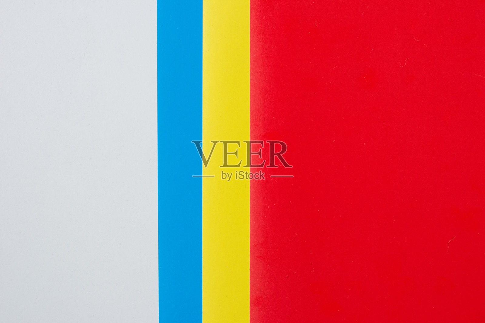 风景如画的基本颜色红、蓝、黄在白色的背景上形成柱状照片摄影图片