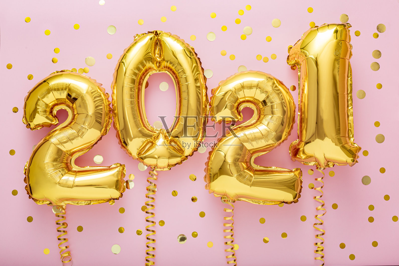 2021年气球金色数字与丝带金色五彩纸屑在粉红色的背景，圣诞，新年前夕装饰用金箔气球2021年照片摄影图片