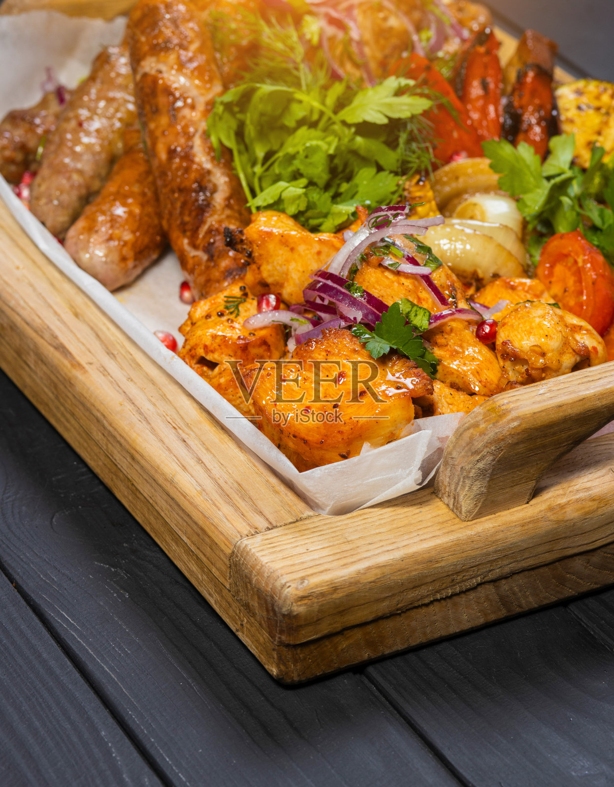 俱乐部牛排和烤蔬菜在黑色木制背景照片摄影图片