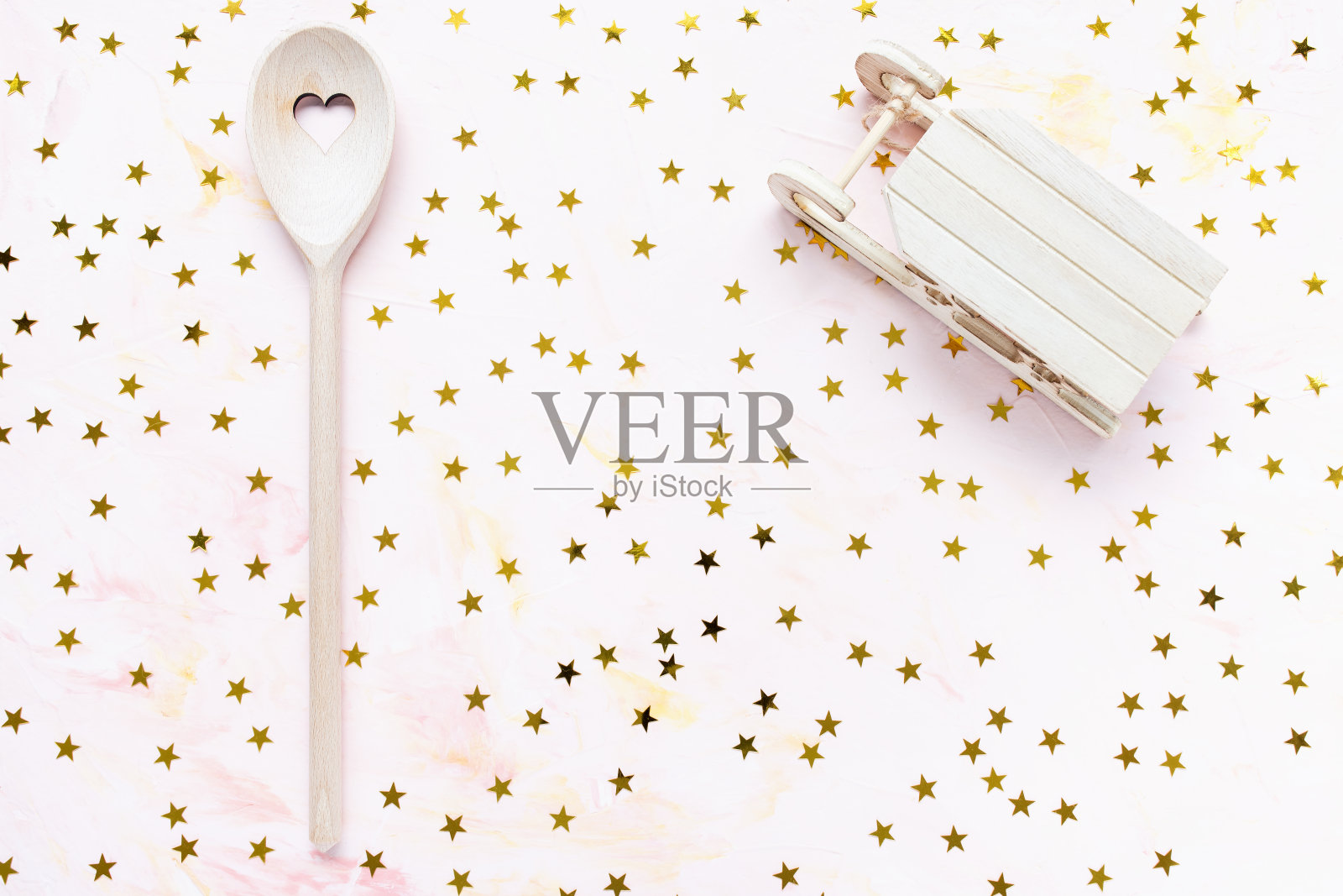 搅拌勺子在冬季假期粉红色的背景照片摄影图片