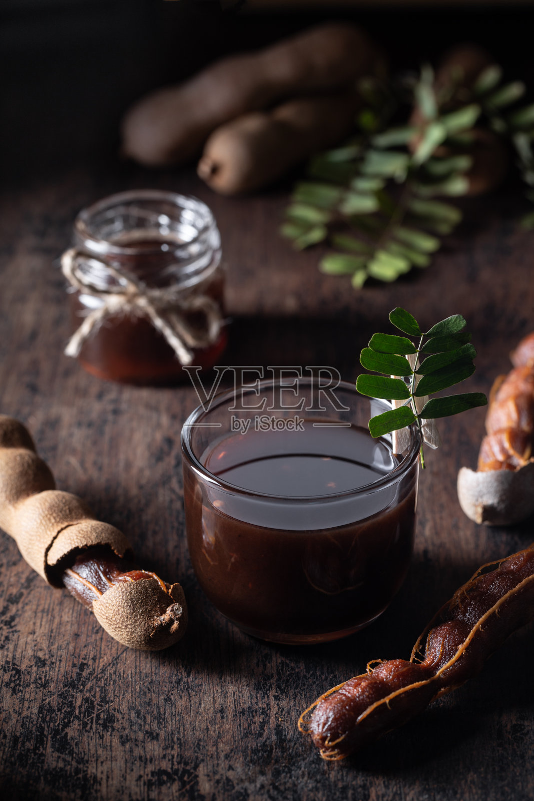 新鲜的罗望子酱在深色的乡村背景。照片摄影图片