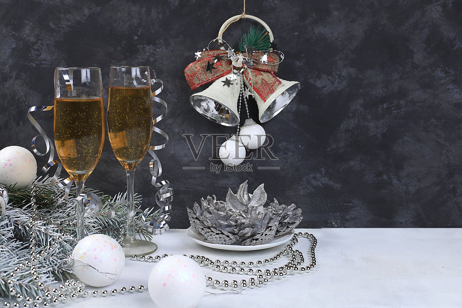 香槟和节日装饰，圣诞和新年背景，垃圾，文字的地方。新年贺卡，选择性聚焦，横幅展示，照片摄影图片