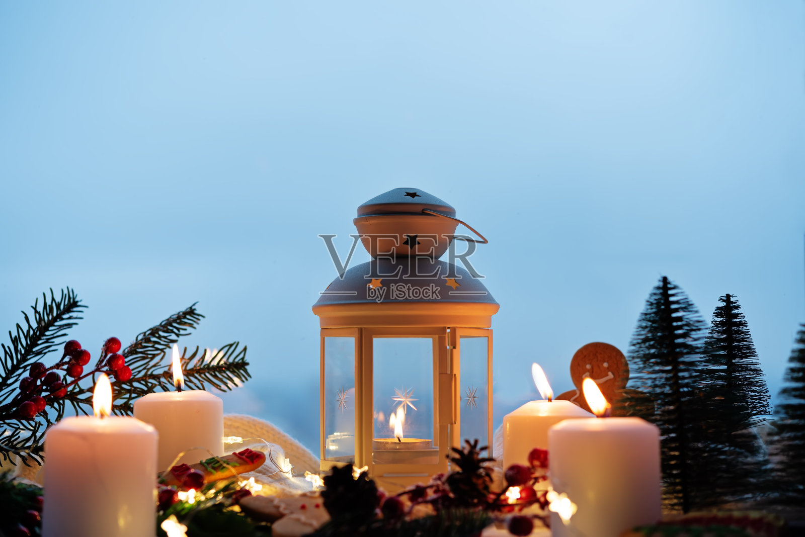 圣诞圣诞背景用蜡烛;圣诞灯;在窗边喝一杯可可加棉花糖或热巧克力照片摄影图片