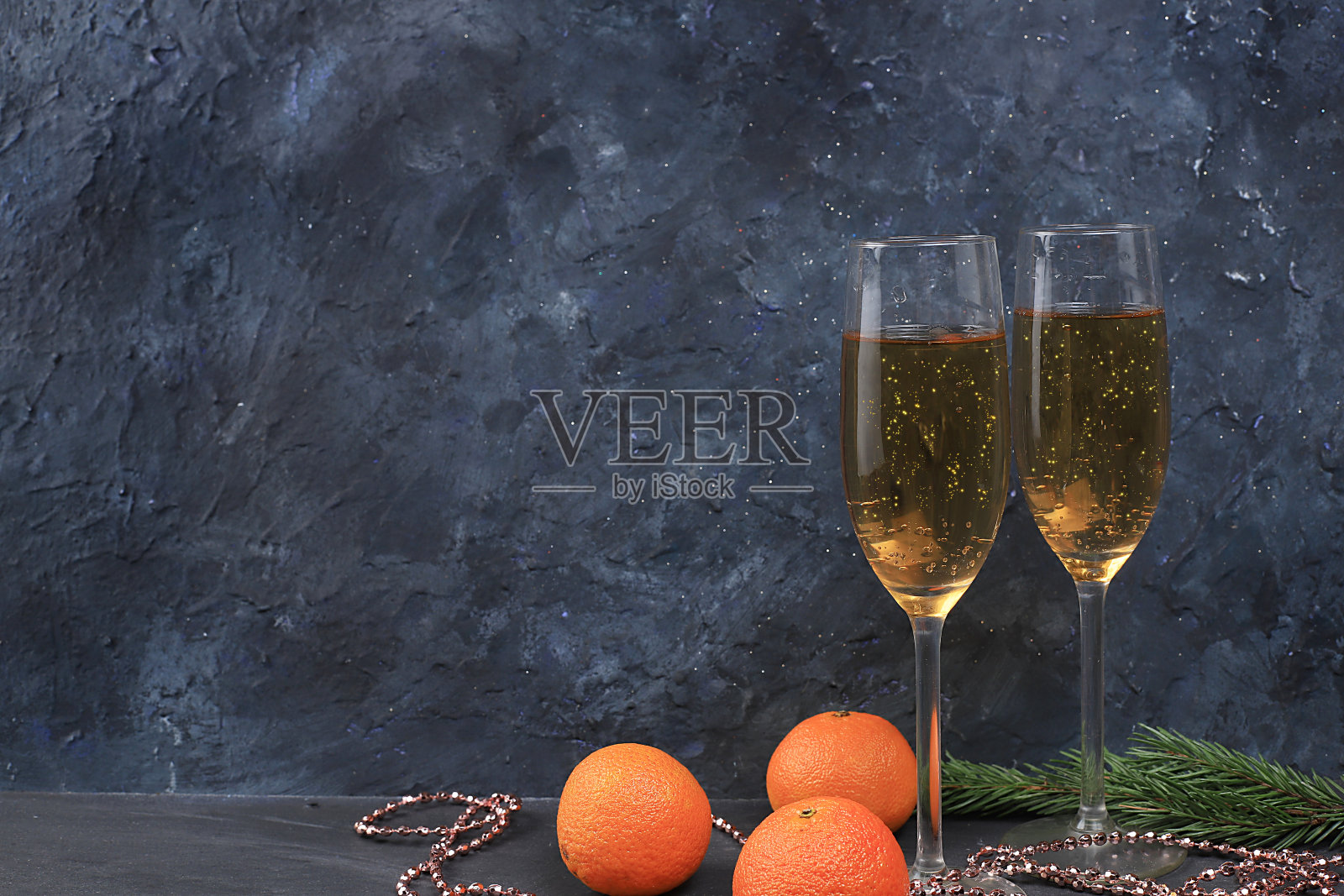 香槟和节日装饰，圣诞和新年背景，垃圾，文字的地方。新年贺卡，选择性聚焦，横幅展示，照片摄影图片