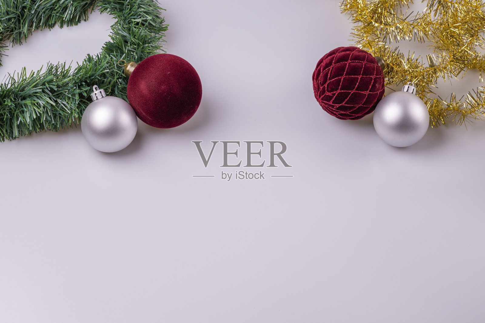 美丽的圣诞球装饰孤立。明信片。圣诞节和新年假期的概念背景。照片摄影图片