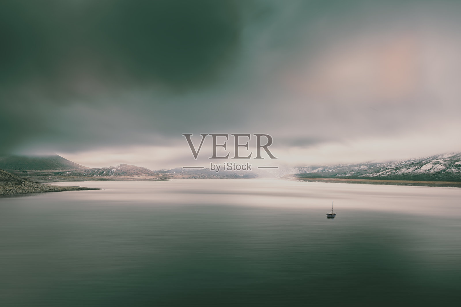 一个寒冷的秋日，甘尼逊河上的雪云滚滚而来照片摄影图片