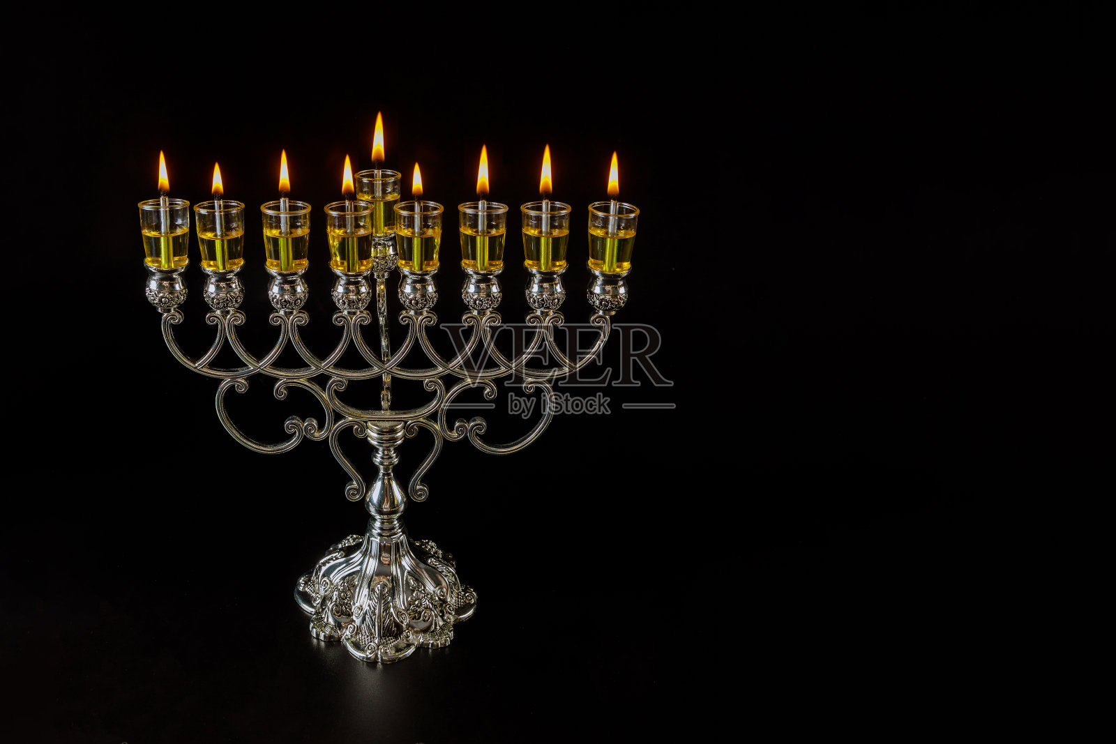 犹太教传统光明节灯光：犹太教烛台和燃烧的油灯照片摄影图片