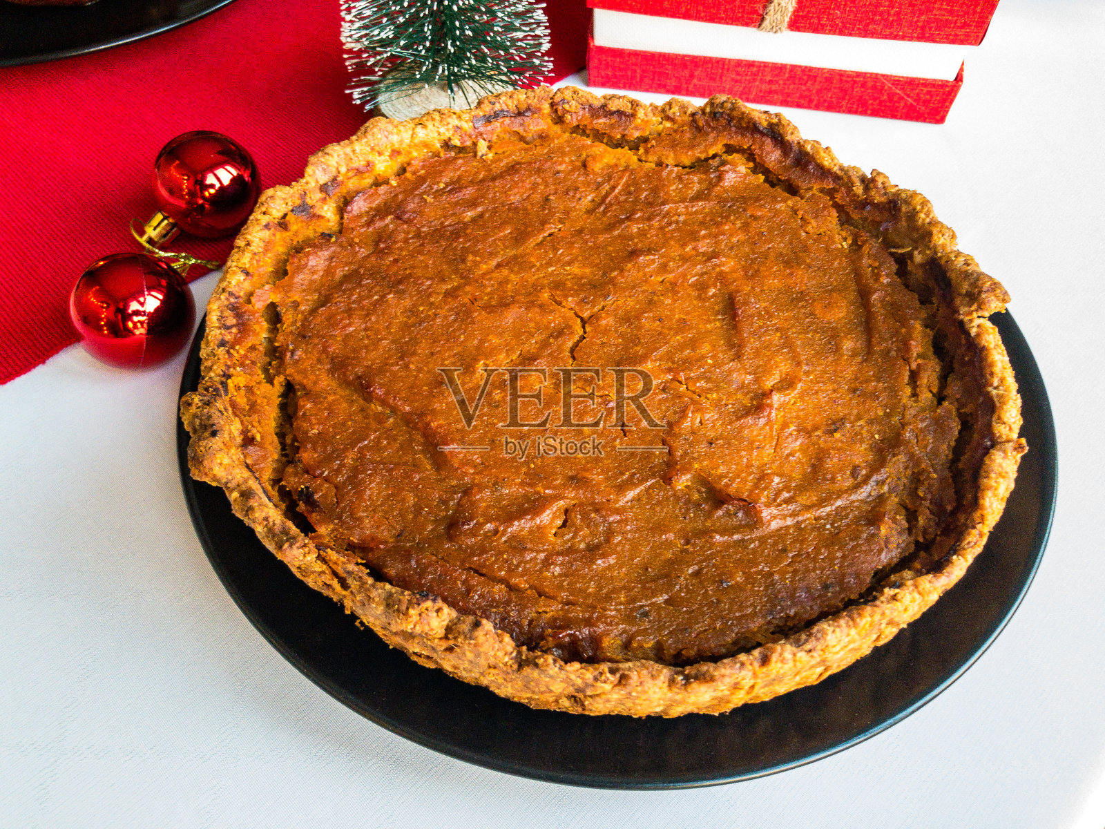 南瓜派周围装饰着节日的圣诞装饰照片摄影图片