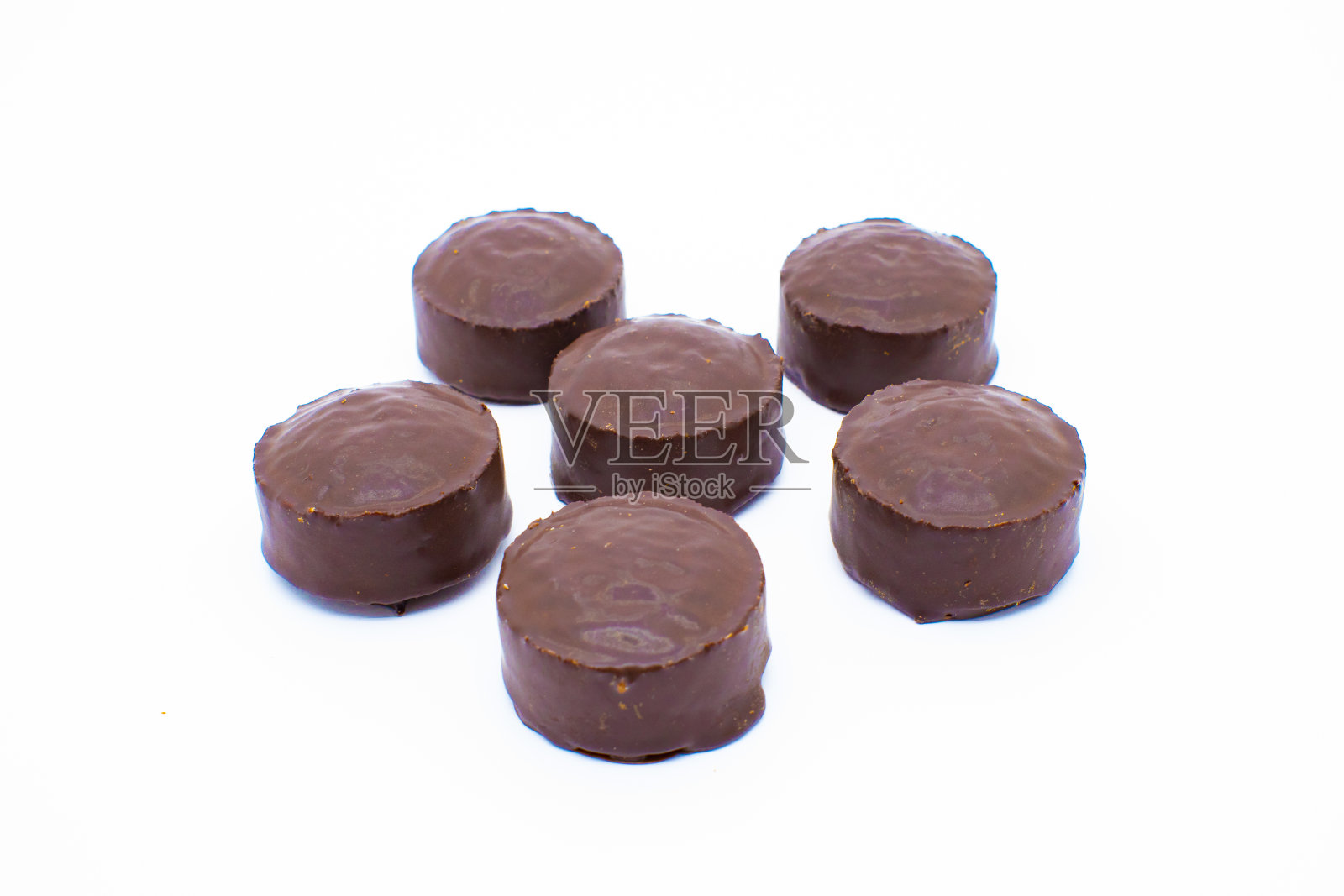 巧克力覆盖的pismaniye在白色的背景。Pismaniye巧克力糖果。土耳其甜点。棉花糖皮斯马尼亚土耳其甜。照片摄影图片