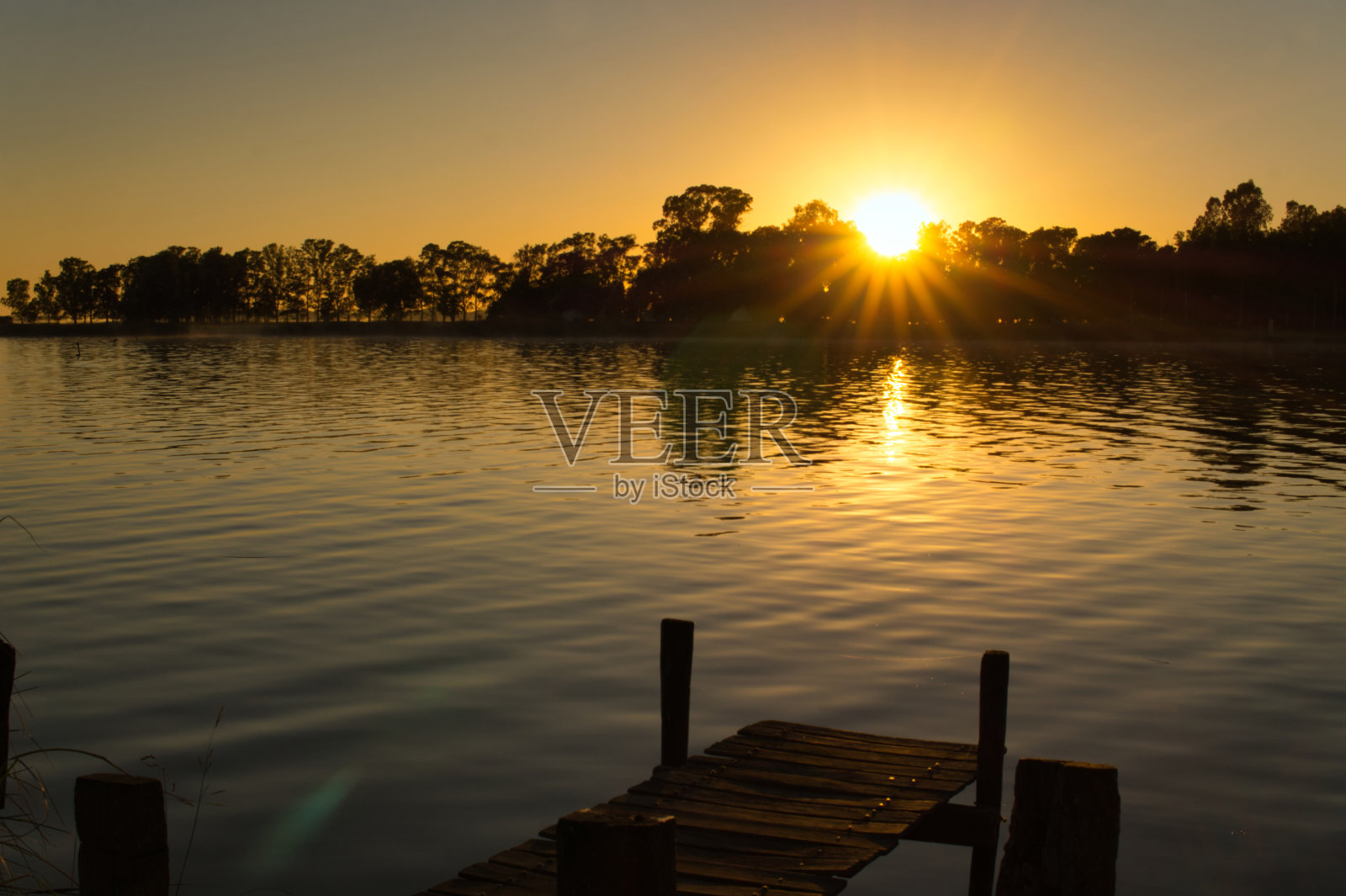 罗博斯湖的日出照片摄影图片