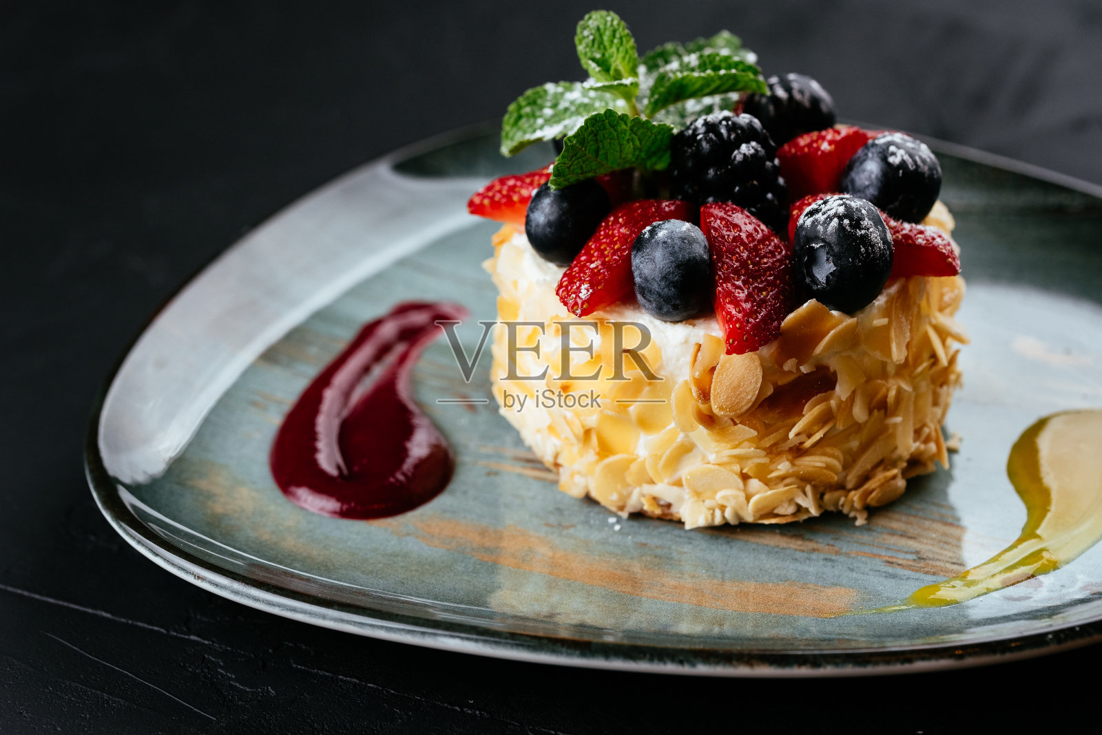 水果巧克力甜点黑色纹理背景照片摄影图片