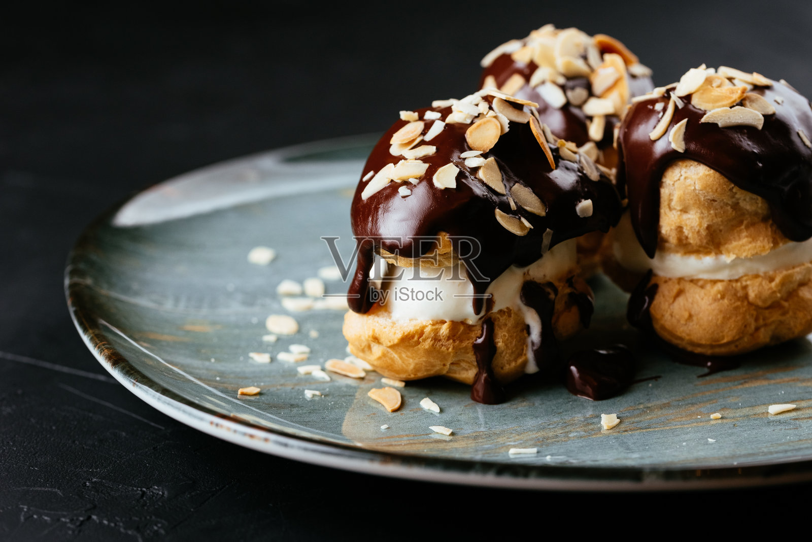 水果巧克力甜点黑色纹理背景照片摄影图片