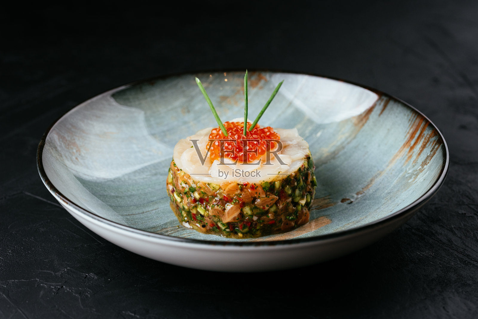 黑底红鱼子酱三文鱼鞑靼照片摄影图片