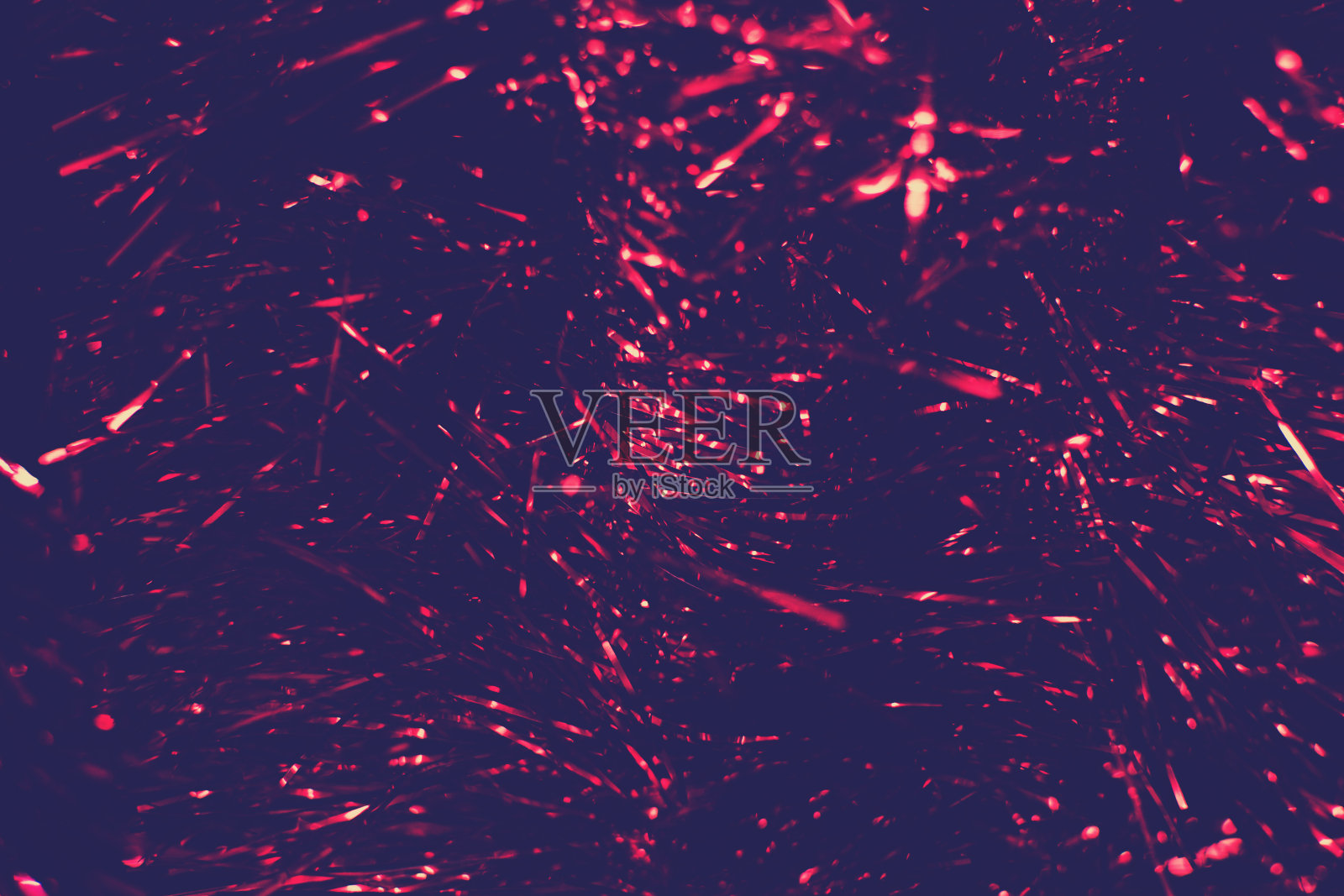 特写的紫罗兰金属闪闪发光的圣诞装饰品。有选择性的重点。模糊的宏观照片照片摄影图片