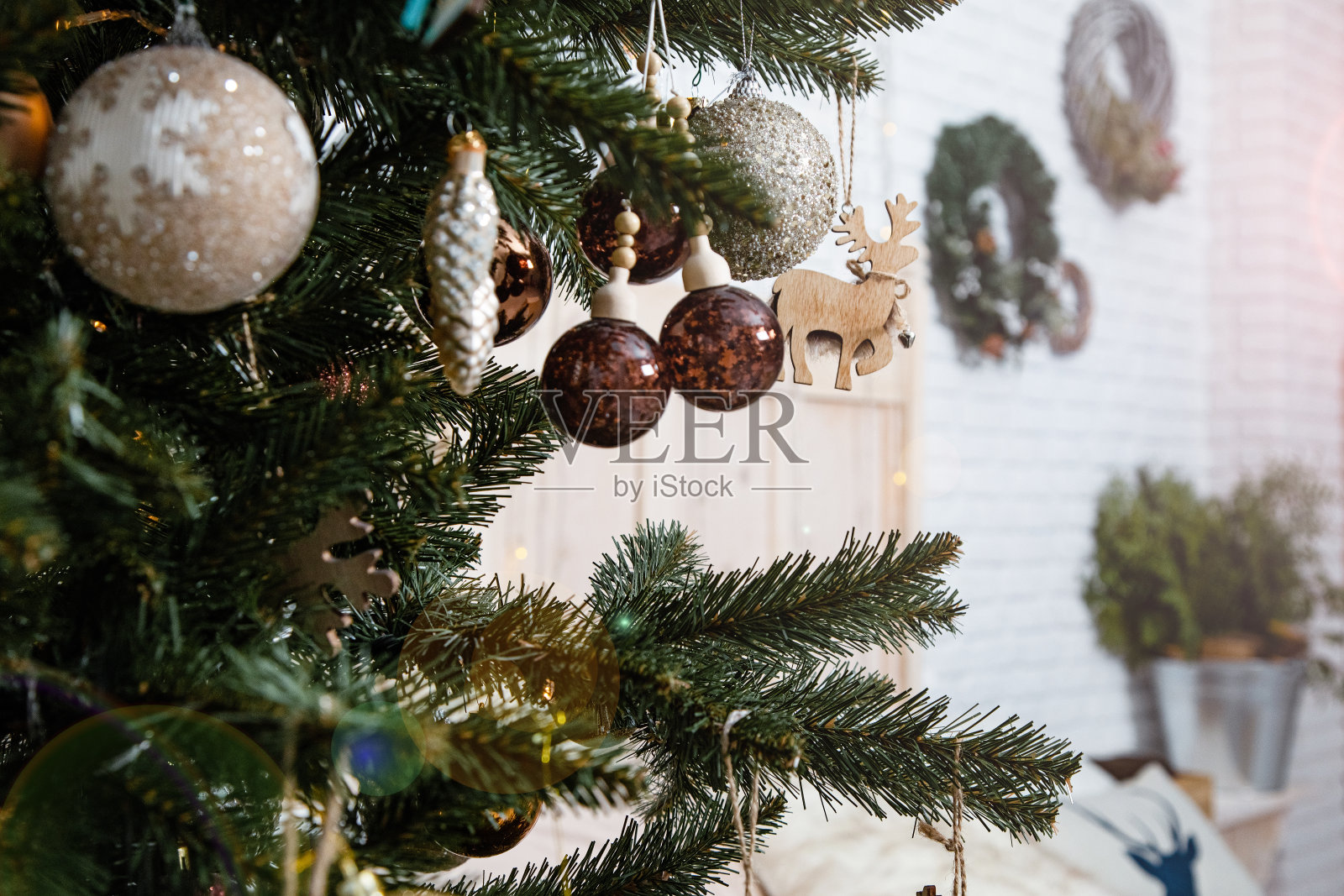 圣诞节和新年用灯装饰。概念和背景。照片摄影图片