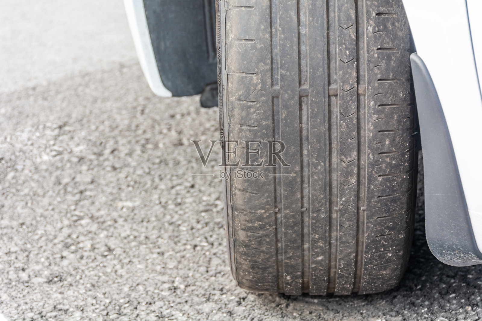 严重磨损的汽车轮胎胎面和损坏的灯泡，如由于磨损或车轮跟踪或校准不良，危险的驾驶，不安全，不安全的使用，复制空间。照片摄影图片