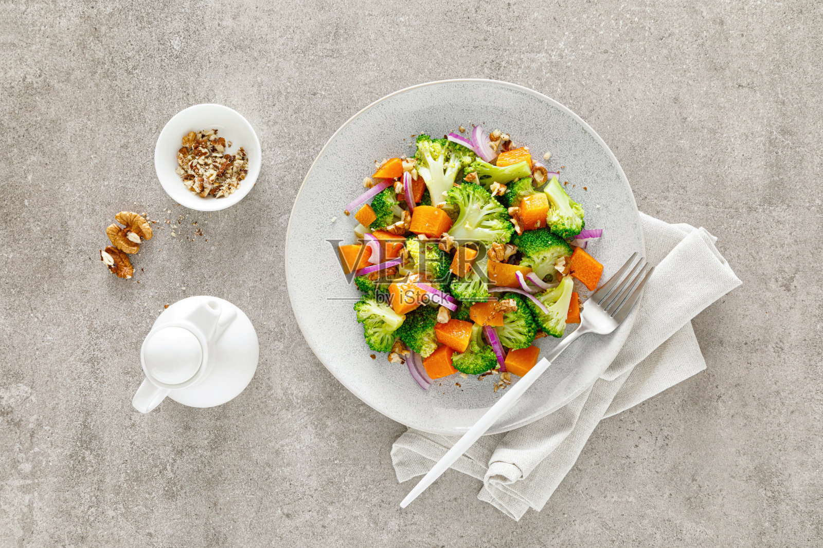 素食西兰花沙拉配烤南瓜，红洋葱和核桃照片摄影图片