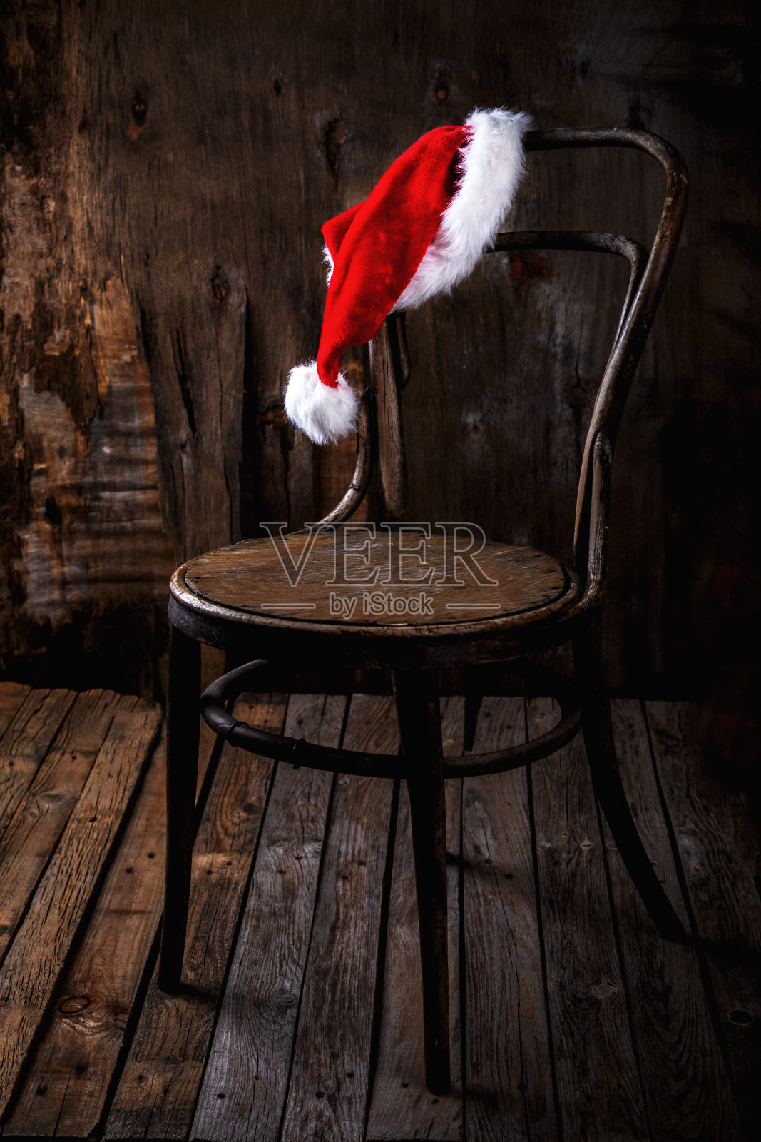 圣诞新年复古木椅红色圣诞老人帽照片摄影图片