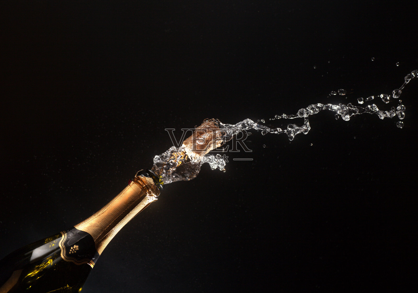 情人节和新年的主题，泼洒的香槟照片摄影图片