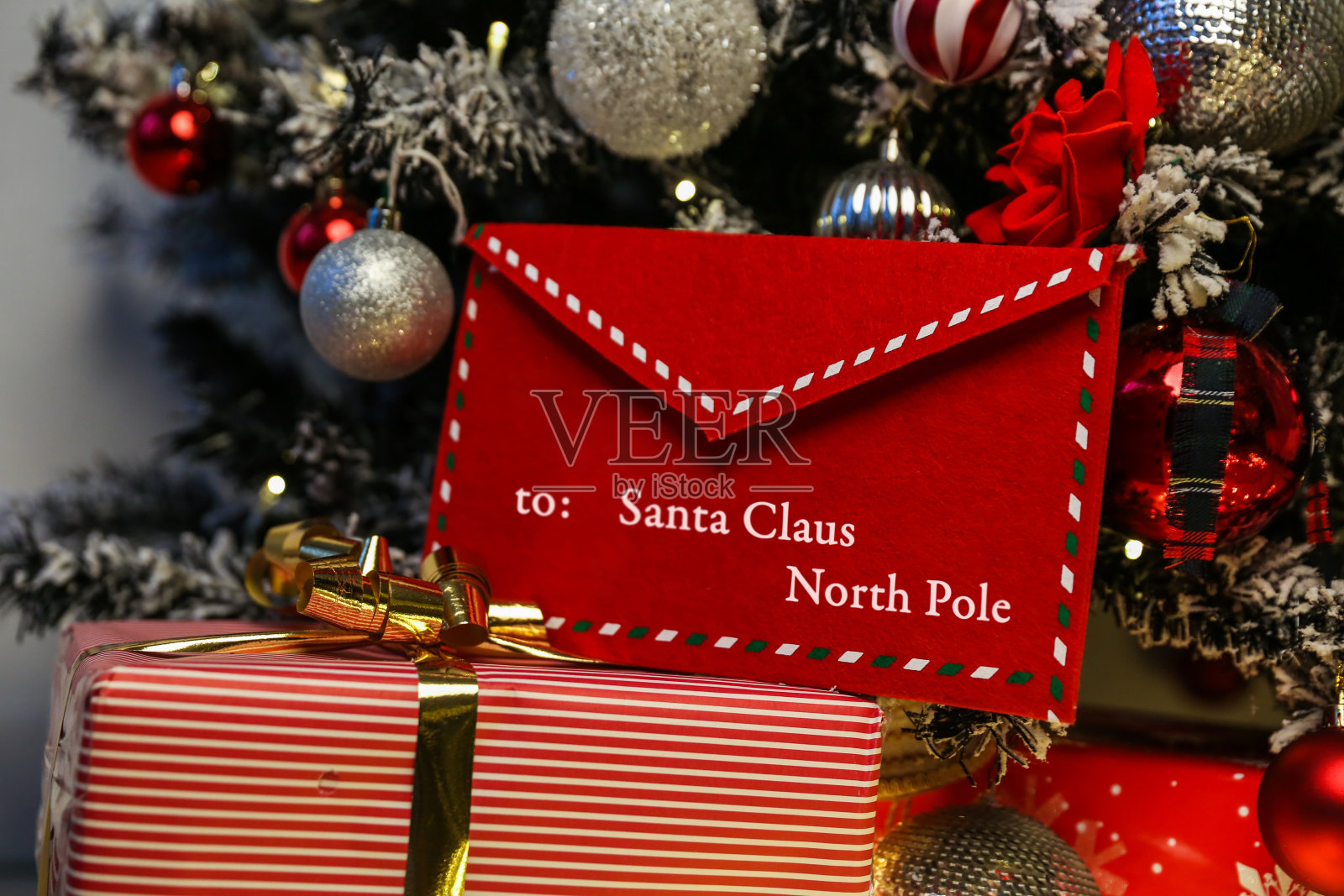 在圣诞树下给圣诞老人的信封照片摄影图片