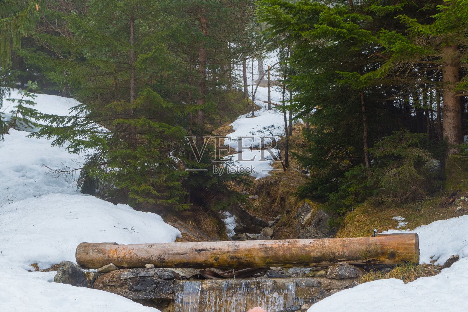 德国加尔米施-帕滕基兴阿尔卑斯山的大瀑布照片摄影图片