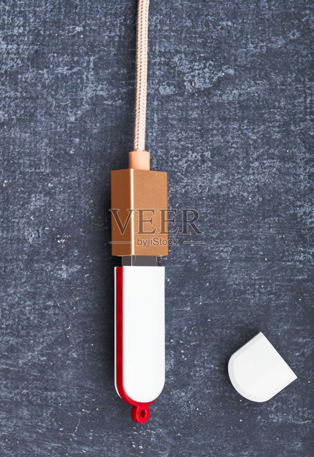 USB flash卡连接USB线，灰色背景。特写镜头。虚拟内存与USB输出照片摄影图片