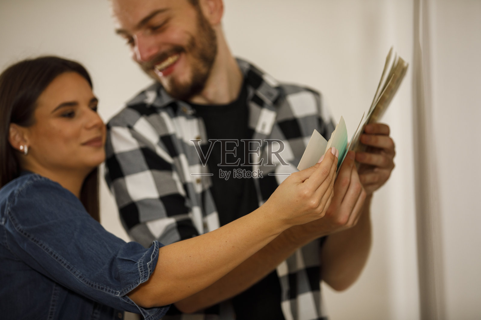 为他们的新家检查颜色样本照片摄影图片