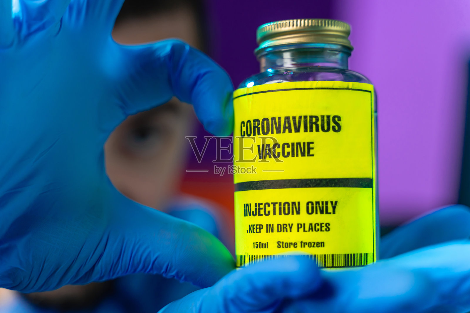 年轻医生看着摄像机，用手制作心形的冠状病毒疫苗照片摄影图片