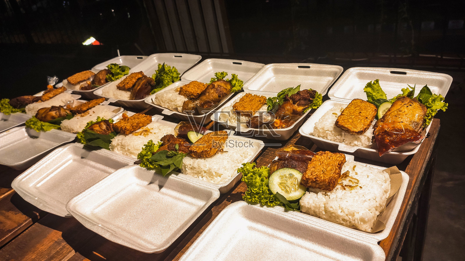 桌上盘子里食物的特写镜头照片摄影图片