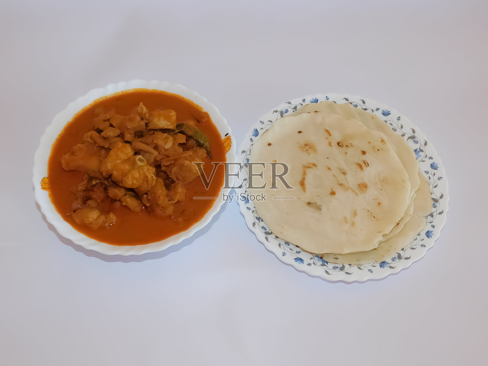 apam /Rotti和咖喱鸡放在不同的碗里照片摄影图片