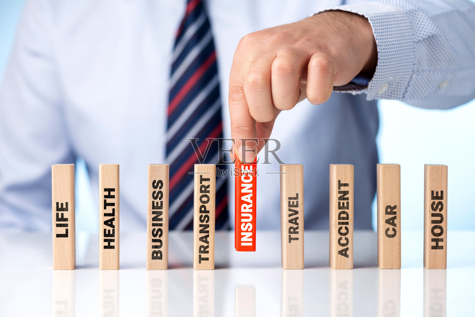 商人和保险概念与木块照片摄影图片