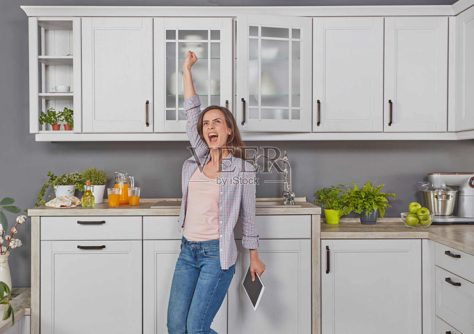 厨房里快乐的女人照片摄影图片