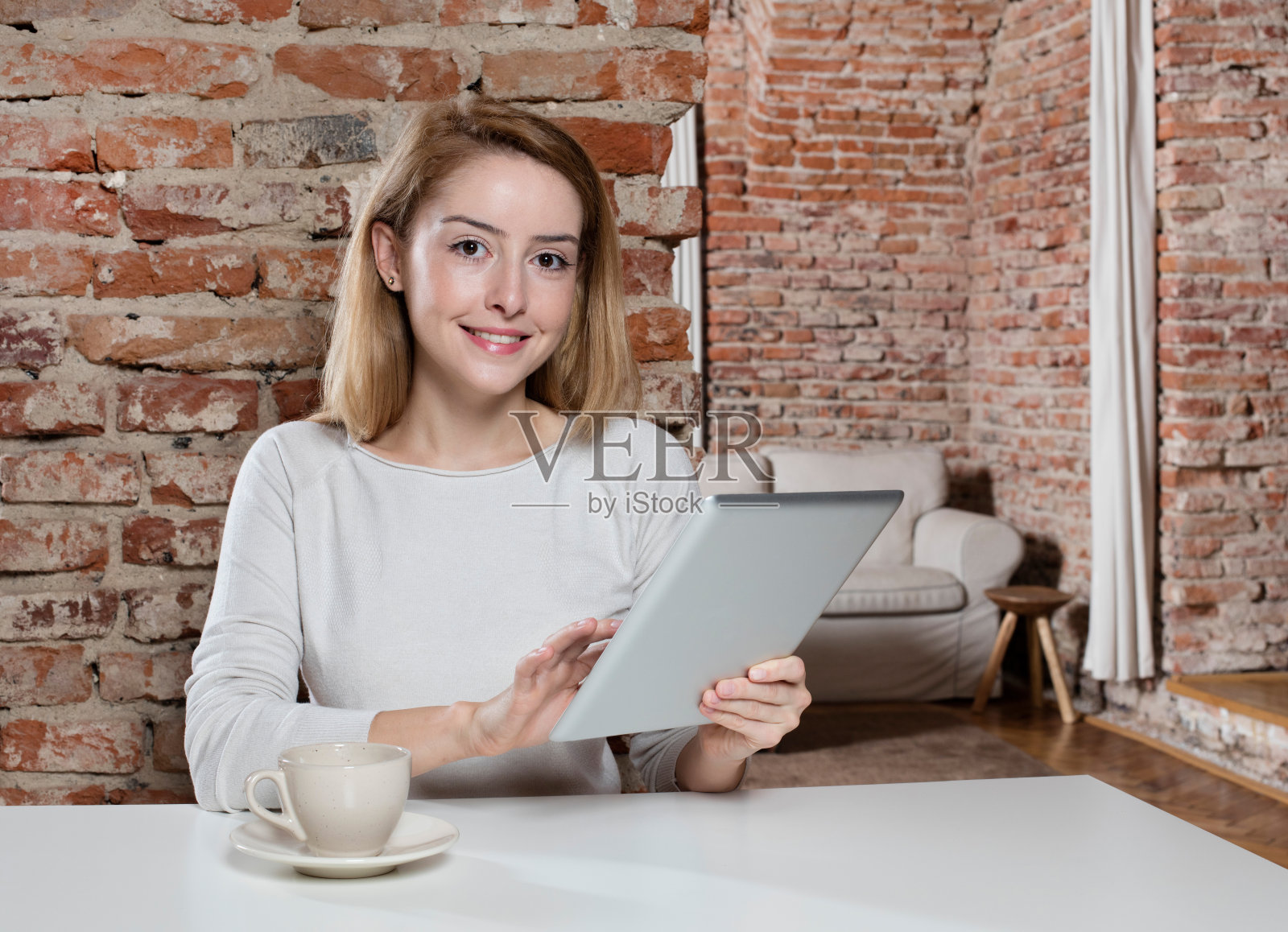 拿着平板电脑和咖啡的女孩照片摄影图片