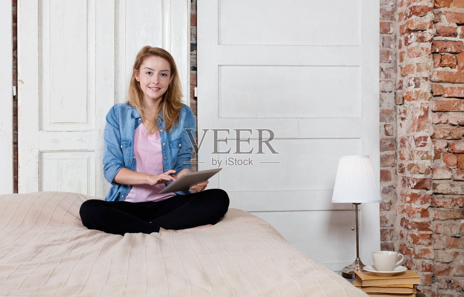 带着数字平板电脑的快乐女人照片摄影图片