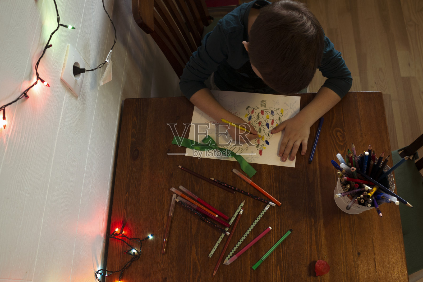 男孩在做圣诞礼物照片摄影图片