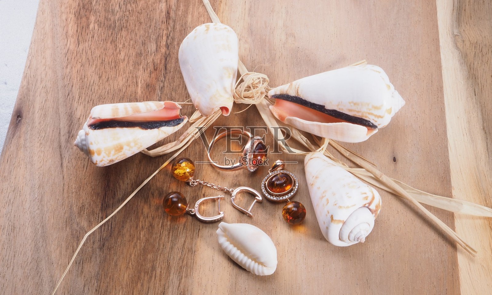 经典琥珀首饰套装照片摄影图片